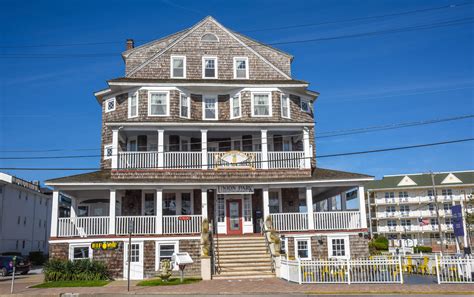 Hotel macomber - Das Macomber Hotel liegt etwa 4,8 km vom Cape May Point State Park und dem Leuchtturm von Cape May entfernt. Den Cape May National Golf Club erreichen Sie in etwa 11 Fahrminuten. Paare schätzen die Lage besonders – sie haben diese mit 9,6 für einen Aufenthalt zu zweit bewertet. 